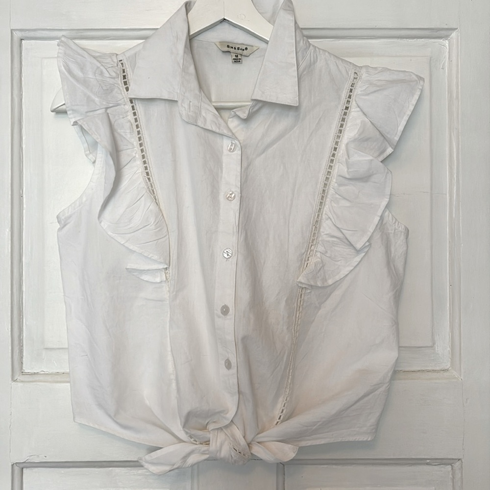Collared sleeveless button up/tie up blouse. Sz M (I’m a small & it fits)